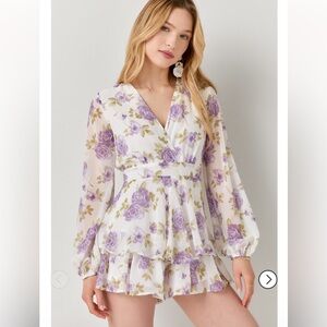 💜 Vanessa Tiered Bottom Floral Romper 🤍 Francesca’s Brand 💜 Size XL 🤍